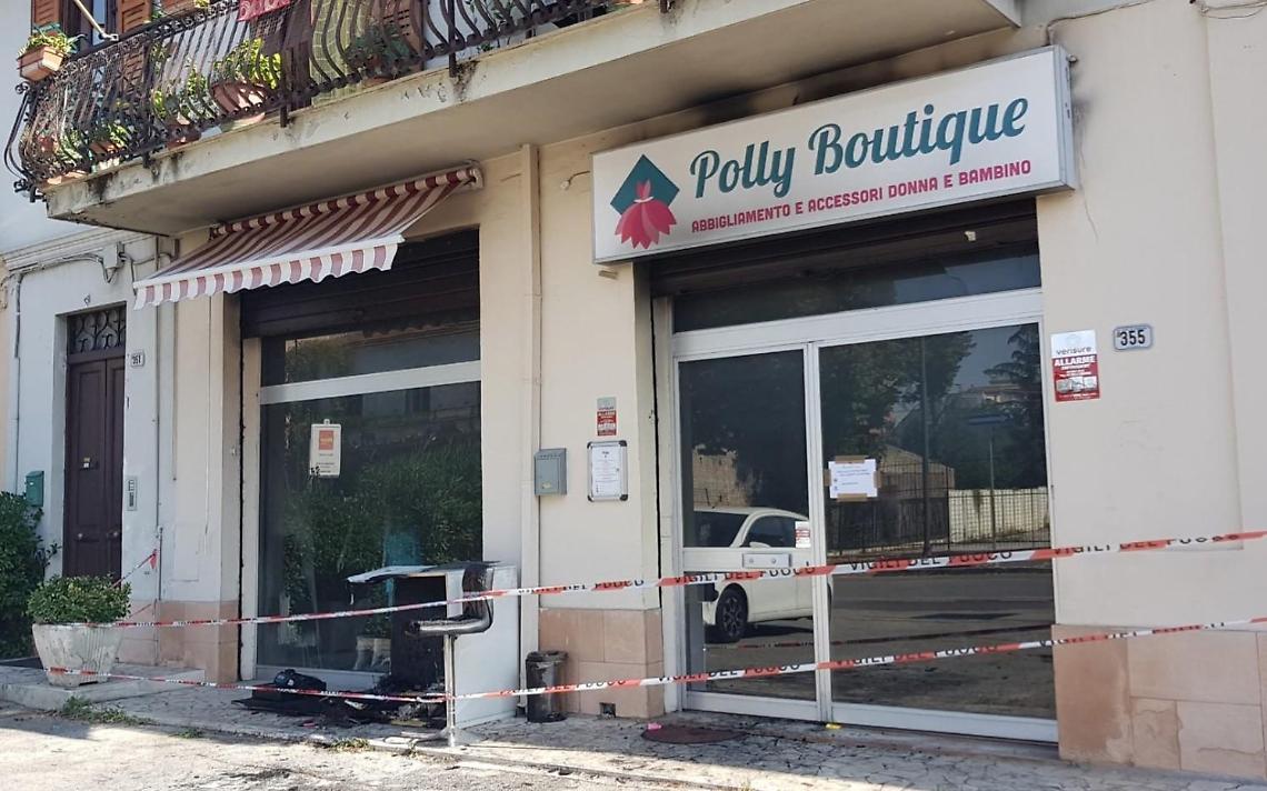 Incendio in un negozio in via Marittima. Paura e danni ingenti