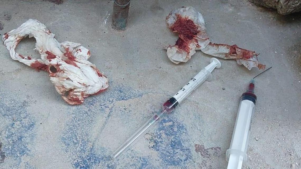 Siringhe sporche di sangue lasciate nei vicoli