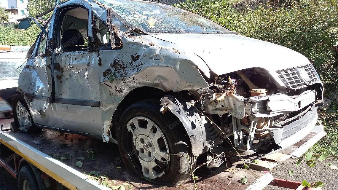 Finisce con l'auto nella cunetta. Grave un ventiduenne