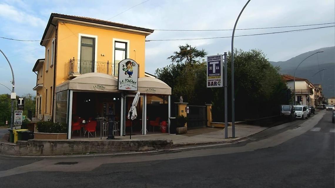 Furto lampo. Sfondano la porta di ingresso e svaligiano una tabaccheria