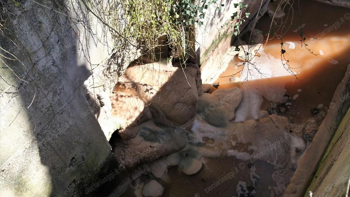 Veleni nel fiume. Indagini in corso e risposte evasive