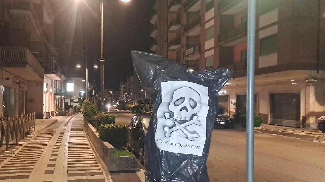 Parchimetri incapucciati con sacchi neri: Ã‚Â«Troppe strisce bluÃ‚Â»