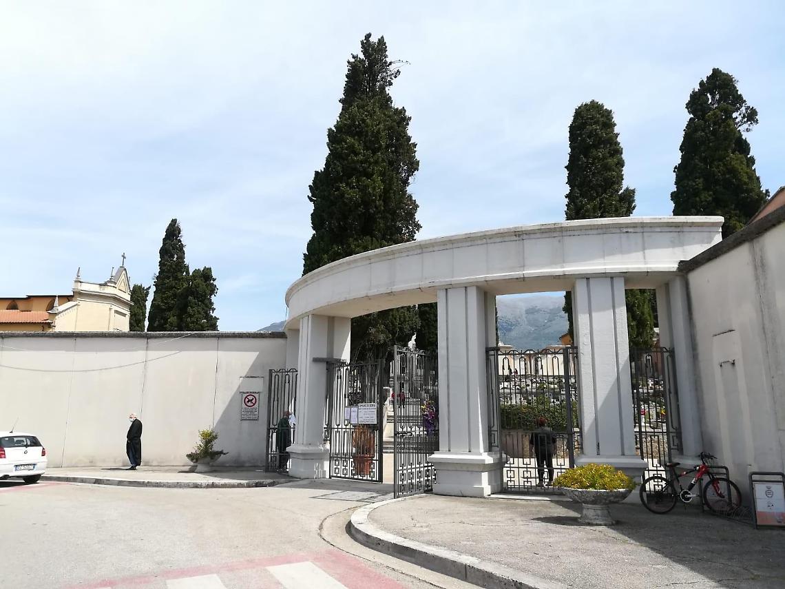 Apertura prolungata del cimitero. Ma col brivido dei furti