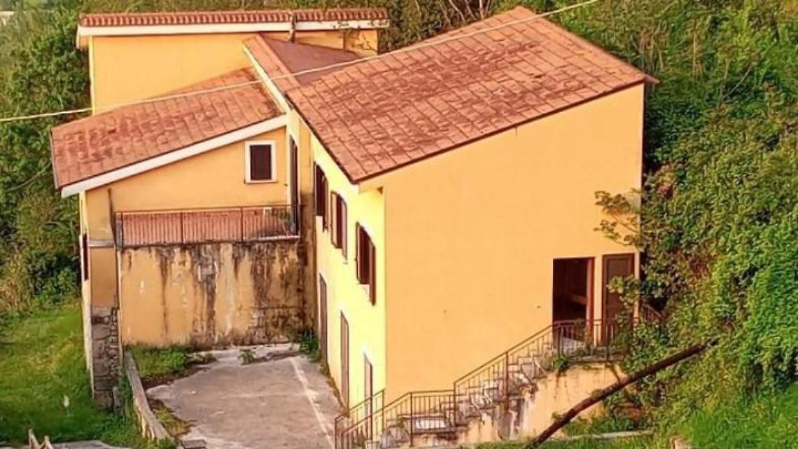 Palazzina popolare ricostruita e di nuovo abbandonata