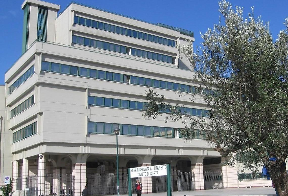 Diffama l'ex moglie sui social, medico a processo