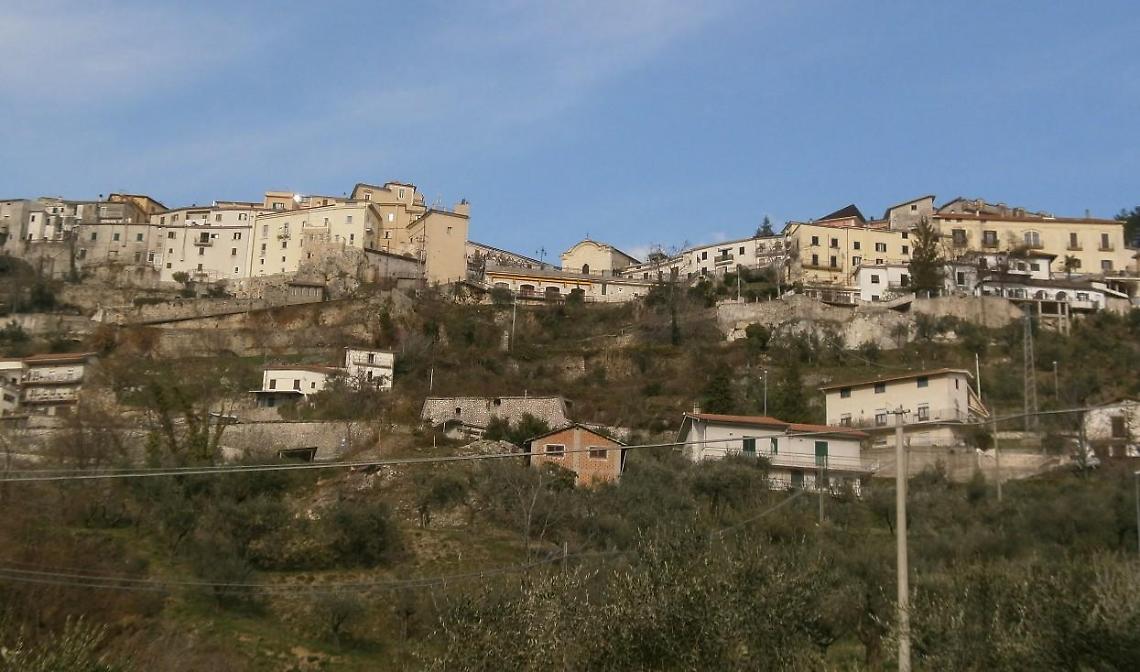 Donna rientra a casa e i ladri scappano. Cercavano soldi e oro