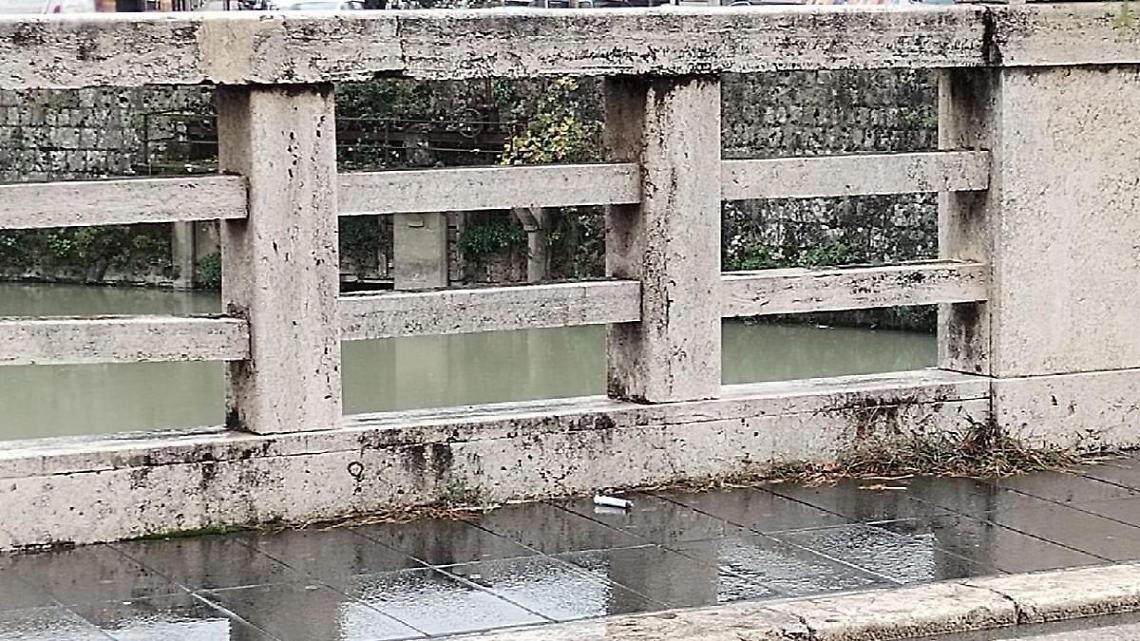 Siringa insanguinata abbandonata sul ponte di Napoli. Segnalazioni e proteste