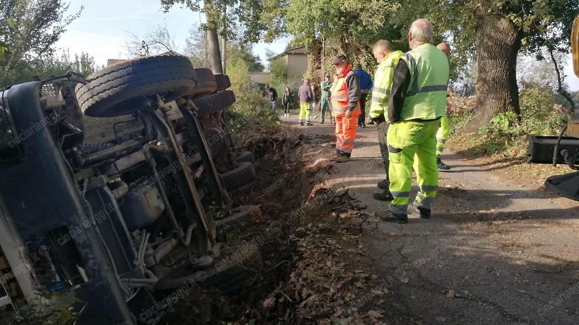 Il ciglio della strada cede e un camion si ribalta. Sul posto il 118