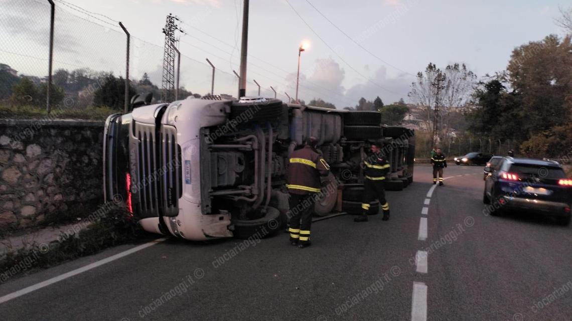 Tir si ribalta vicino ai fili dell'alta tensione. Strada chiusa e linea elettrica disattivata