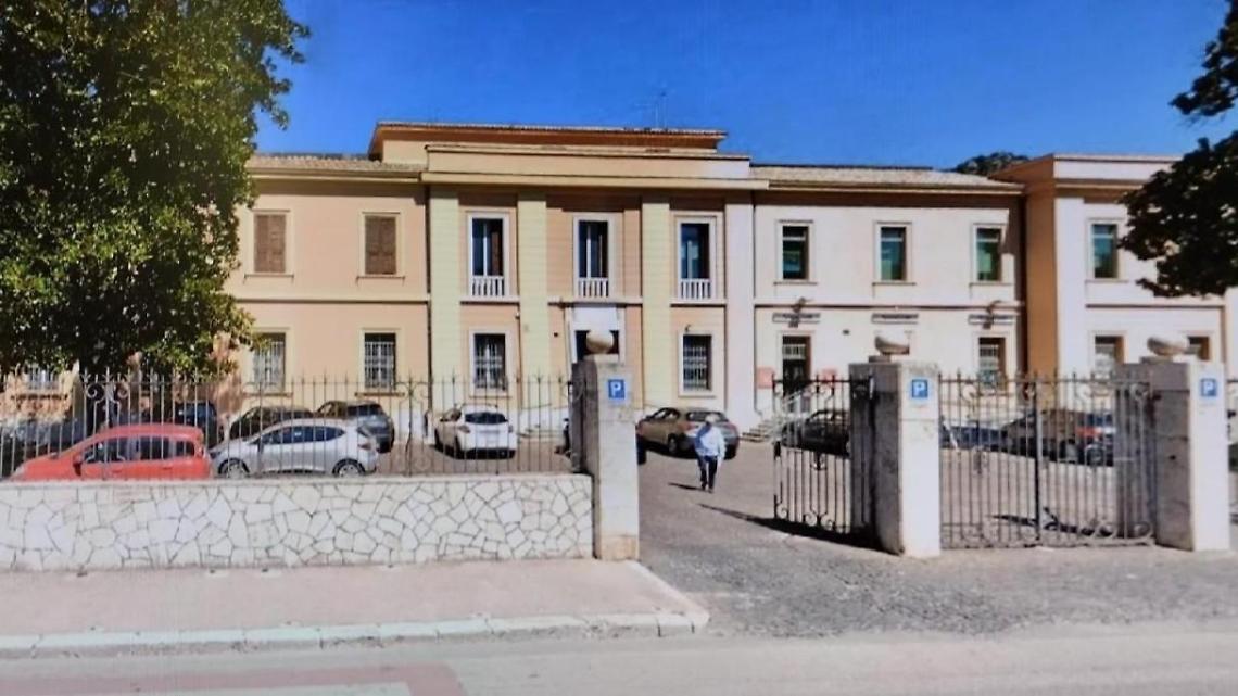 Gli morde una mano e lo rapina mentre versa i soldi nella cassa automatica