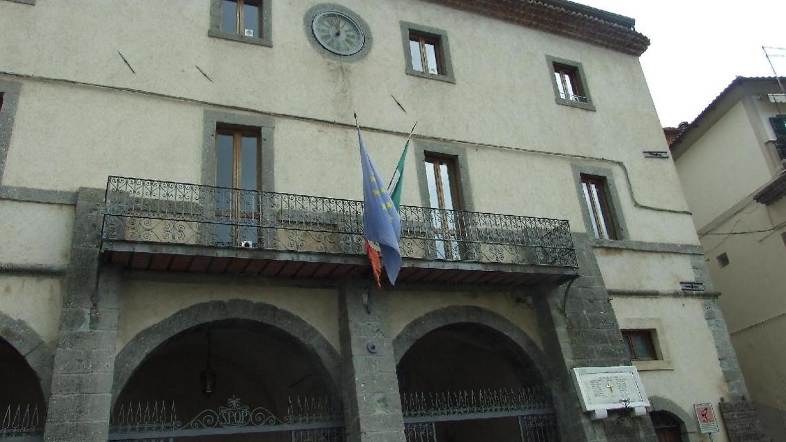 Caccia al cinghiale all'interno del cimitero. La denuncia del sindaco