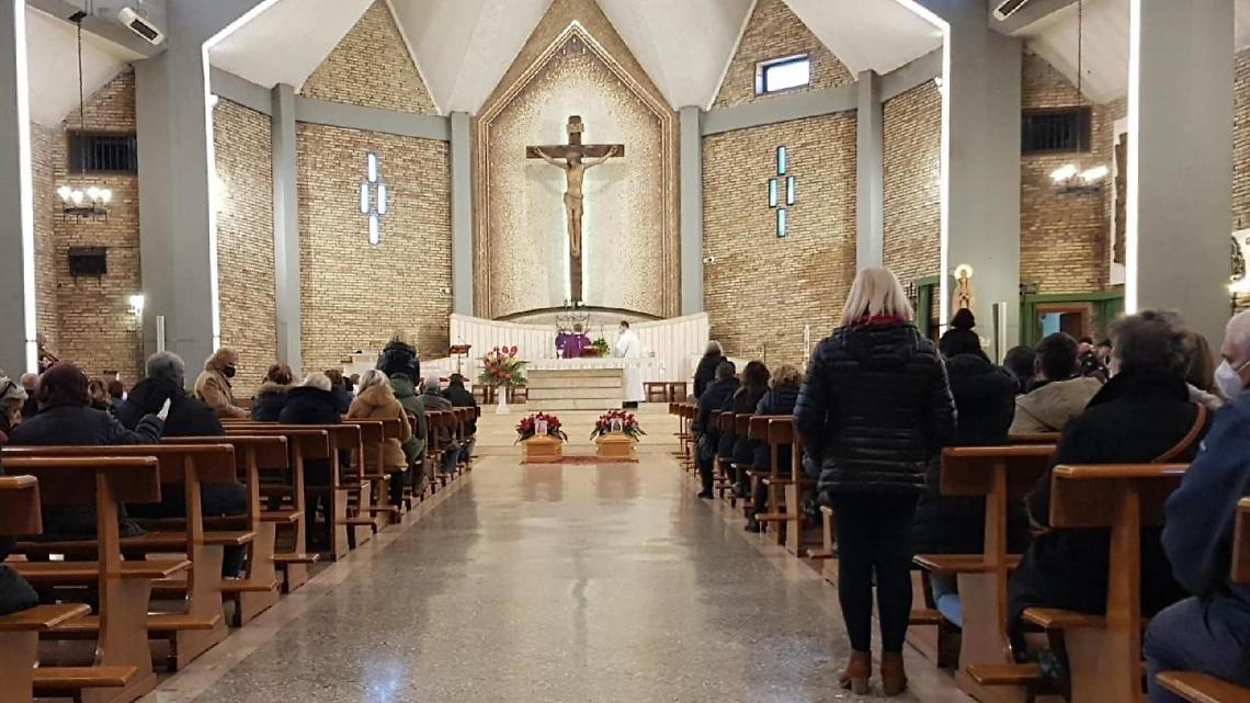 Madre e figlia morte lo stesso giorno, il padre un mese dopo. C'è l'esposto