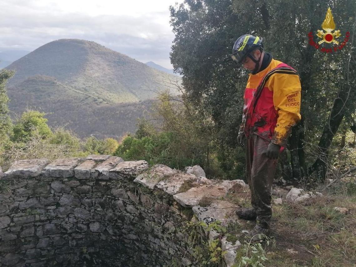 Bovino scivola in un pozzo di sei metri. Lunga operazione di salvataggio dei vigili del fuoco