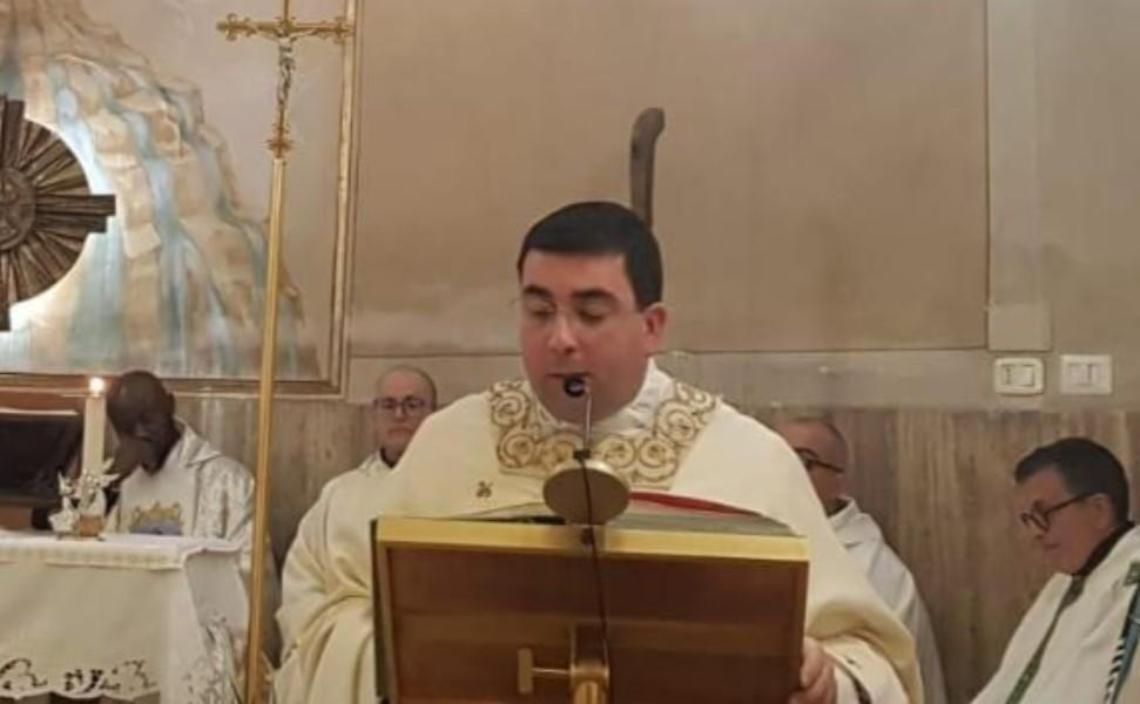 Don Andrea Viselli accolto dai fedeli