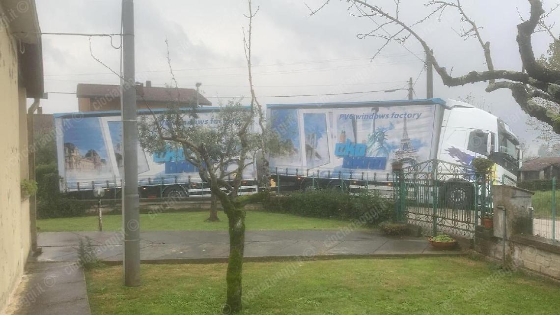 Tir finisce in un fosso. Disagi in via Ristretto