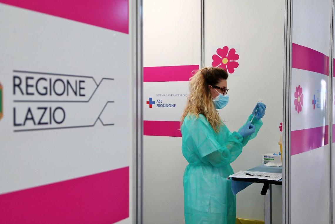Covid, aperte le vaccinazioni a tutti i maggiorenni nel Lazio