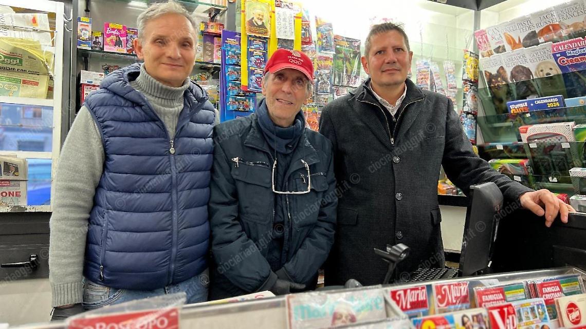 Silverio Ceccarelli lascia la sua edicola. Passaggio di chiavi ai nuovi gestori