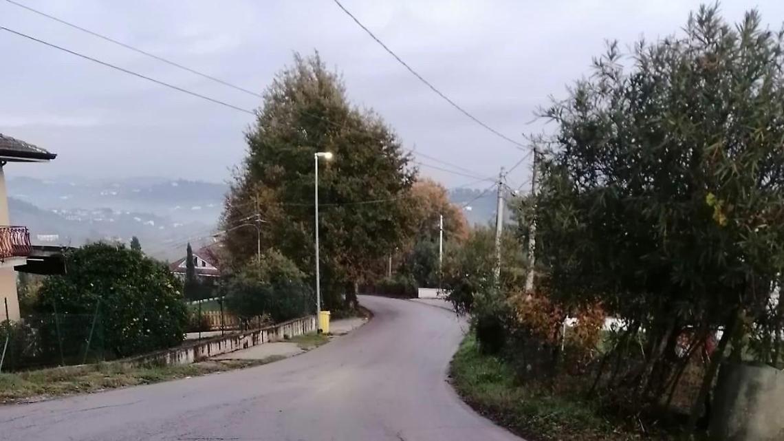 Scavalca la recinzione e incendia l'auto. Ripreso dalle telecamere