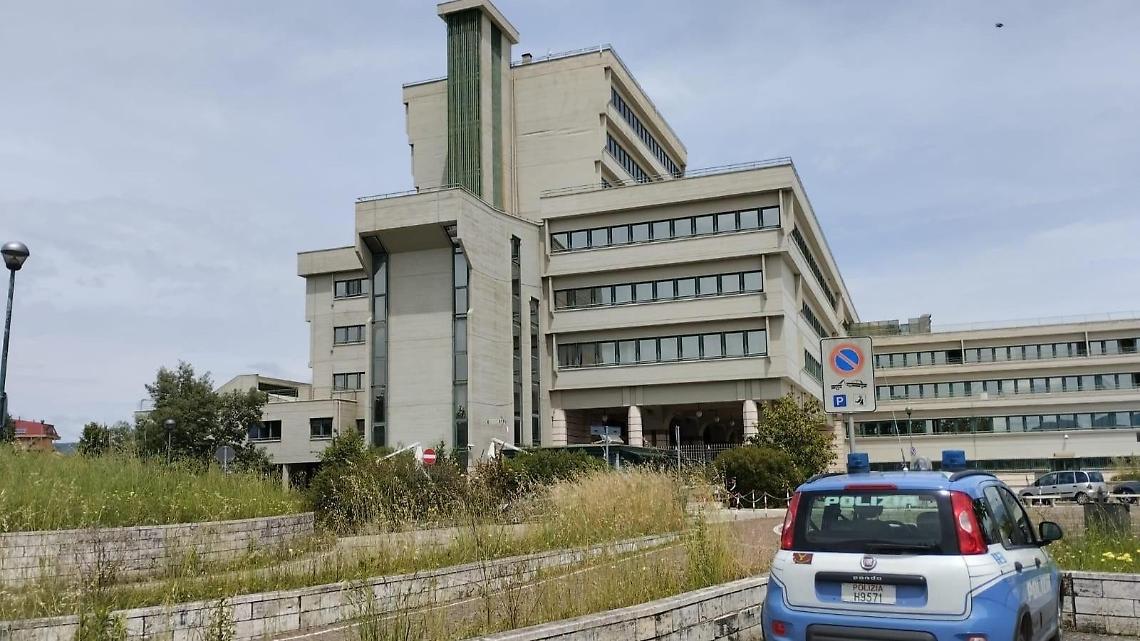 Gli chiede un passaggio per rapinarlo