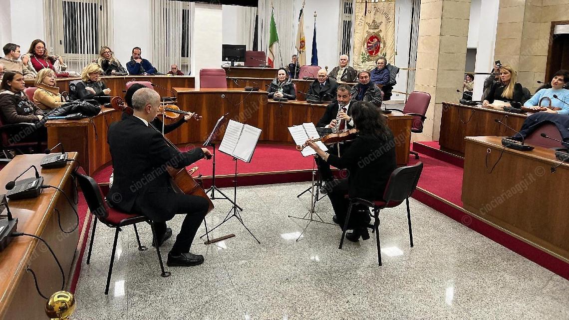 Aperitivo e musiche natalizie. Il sindaco Mastrangeli apre il palazzo comunale