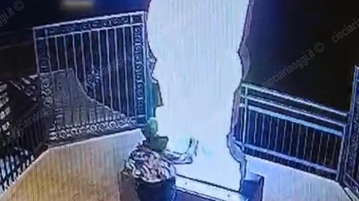 Presa a pugni la statua di Cicerone. Nel video l'autore
