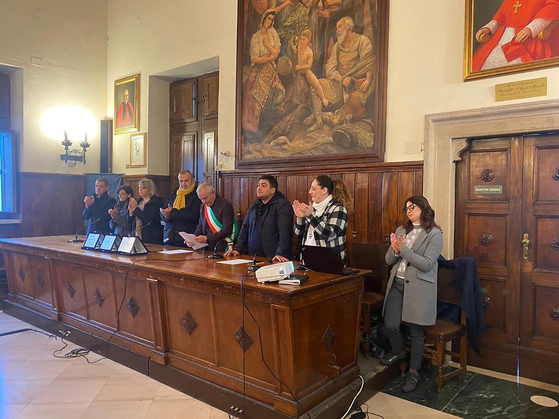Cittadinanza onoraria per suor Fortuna. Sala consiliare gremita per la cerimonia