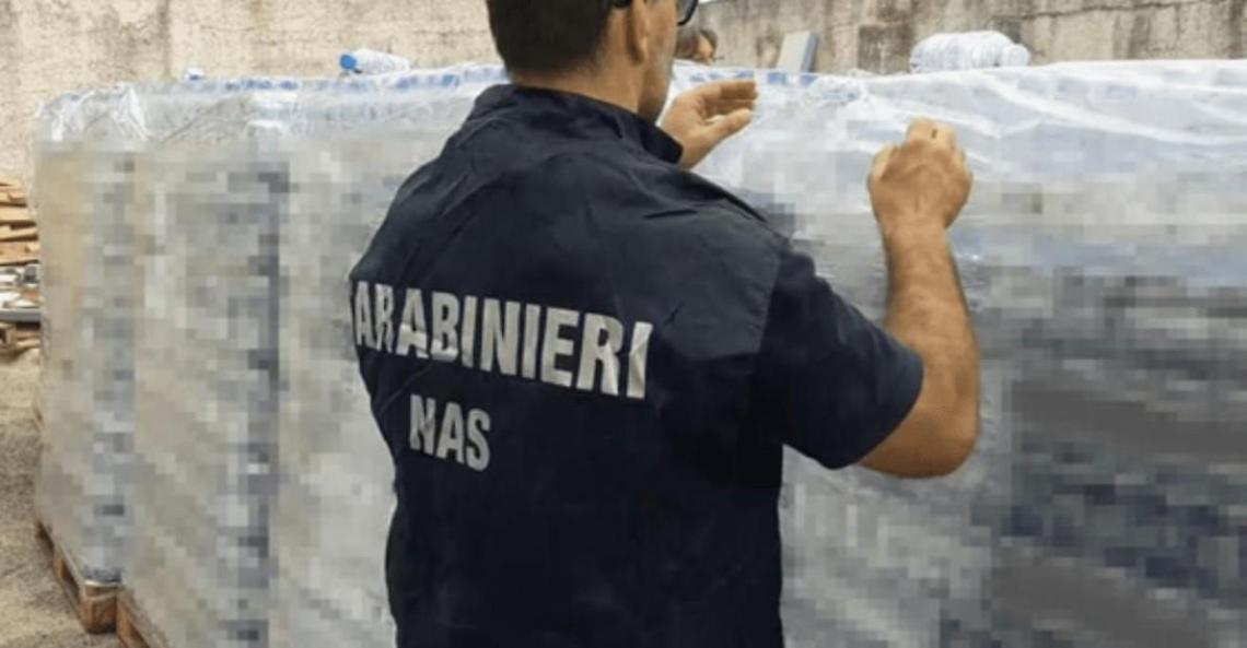 Quattromila bottiglie d'acqua lasciate all'esterno del supermercato. Sequestrate dal Nas