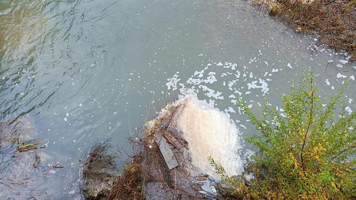 Ancora schiuma bianca nel fiume Liri. Indignati gli ambientalisti