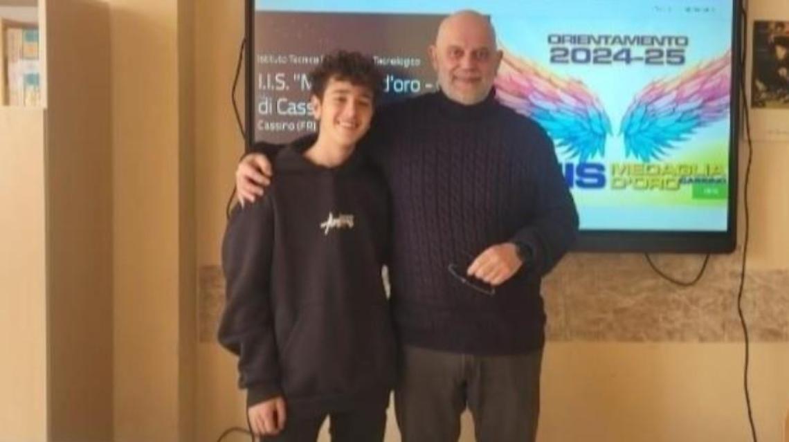 Trova una catenina d'oro nel cortile. La dà al dirigente e fa beneficenza