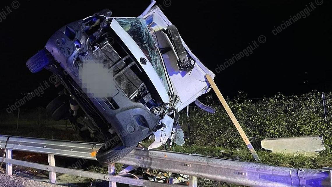 Incidente in autostrada. Si ribalta con il furgone e muore