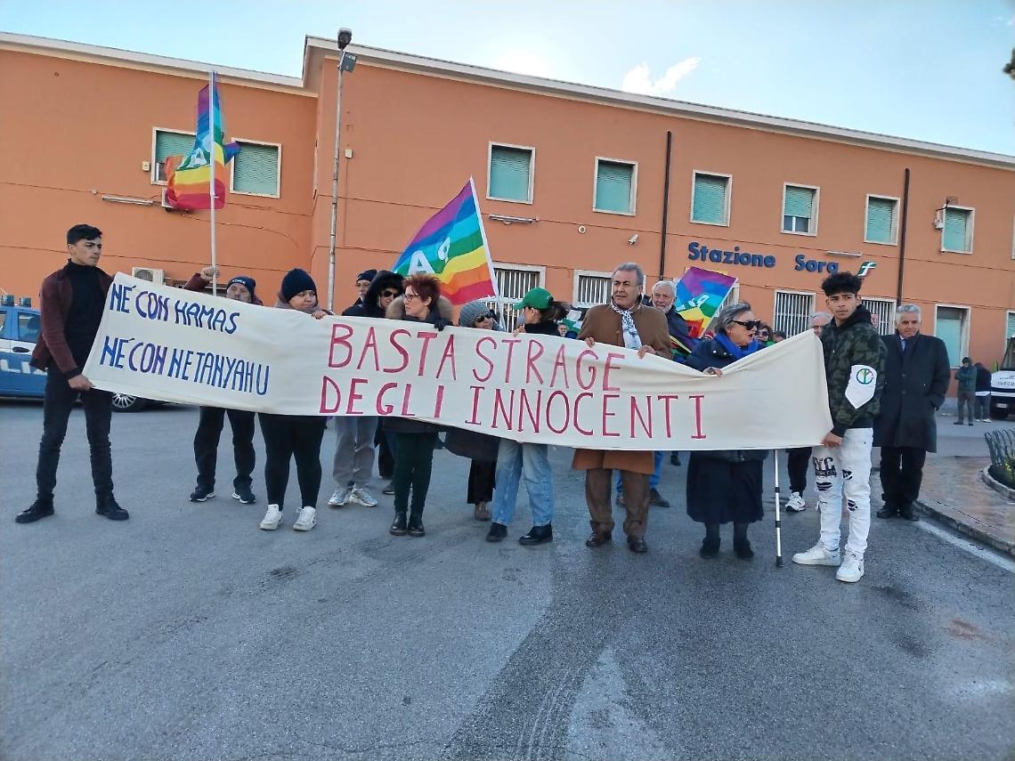 Tutti in marcia per la pace. Partito il corteo da piazza Vittorio De Sica