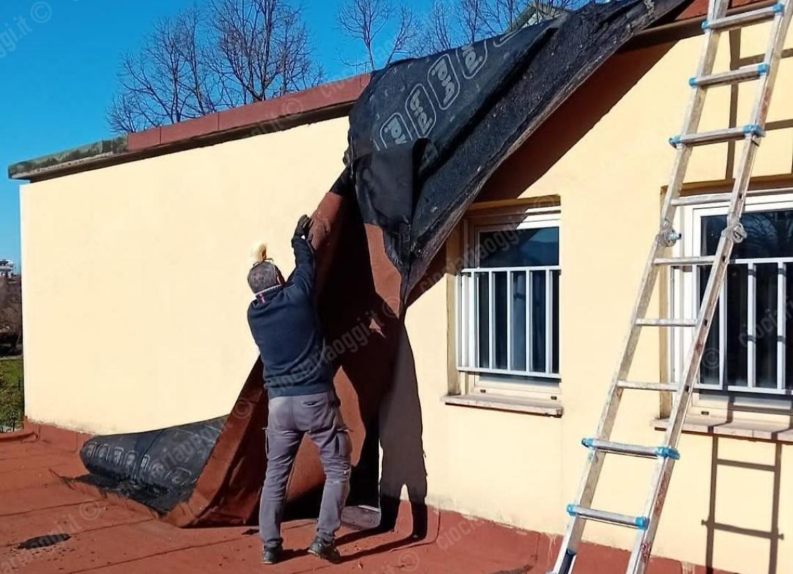 Il vento scoperchia la scuola elementare a De Matthaeis
