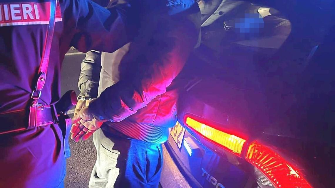 Ladro arrestato dopo un tentativo di furto finisce sui social