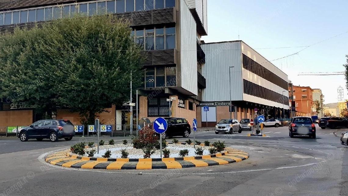 A piazzale De Matthaeis una rotatoria rinnovata