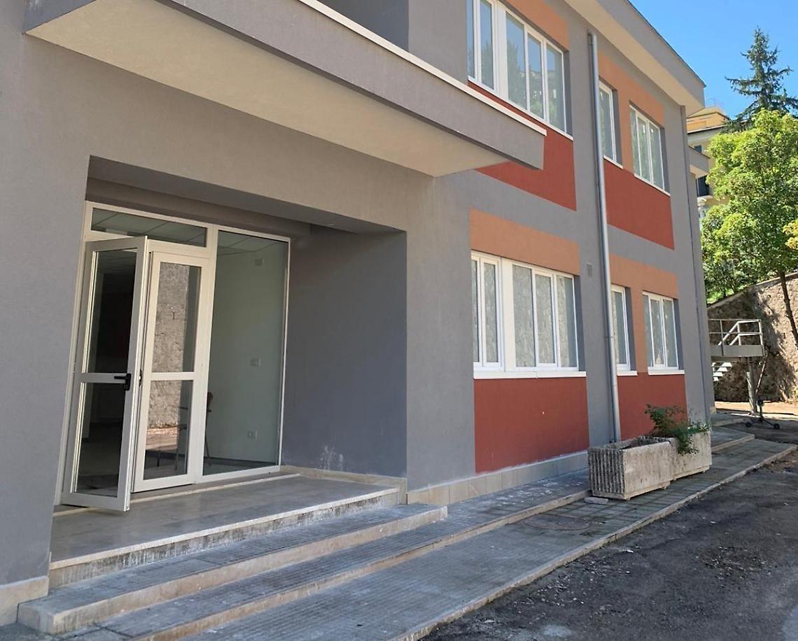 Furto alla scuola Valente, rubati computer e tablet