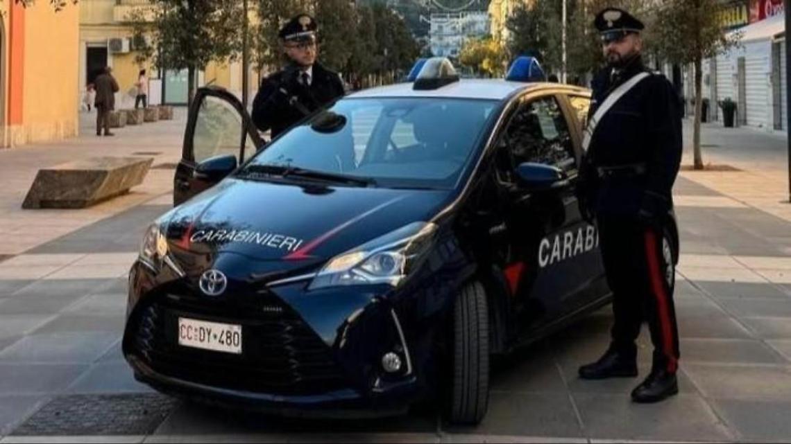 Stalking alla ex. Divieto di avvicinamento e braccialetto elettronico per un ventenne