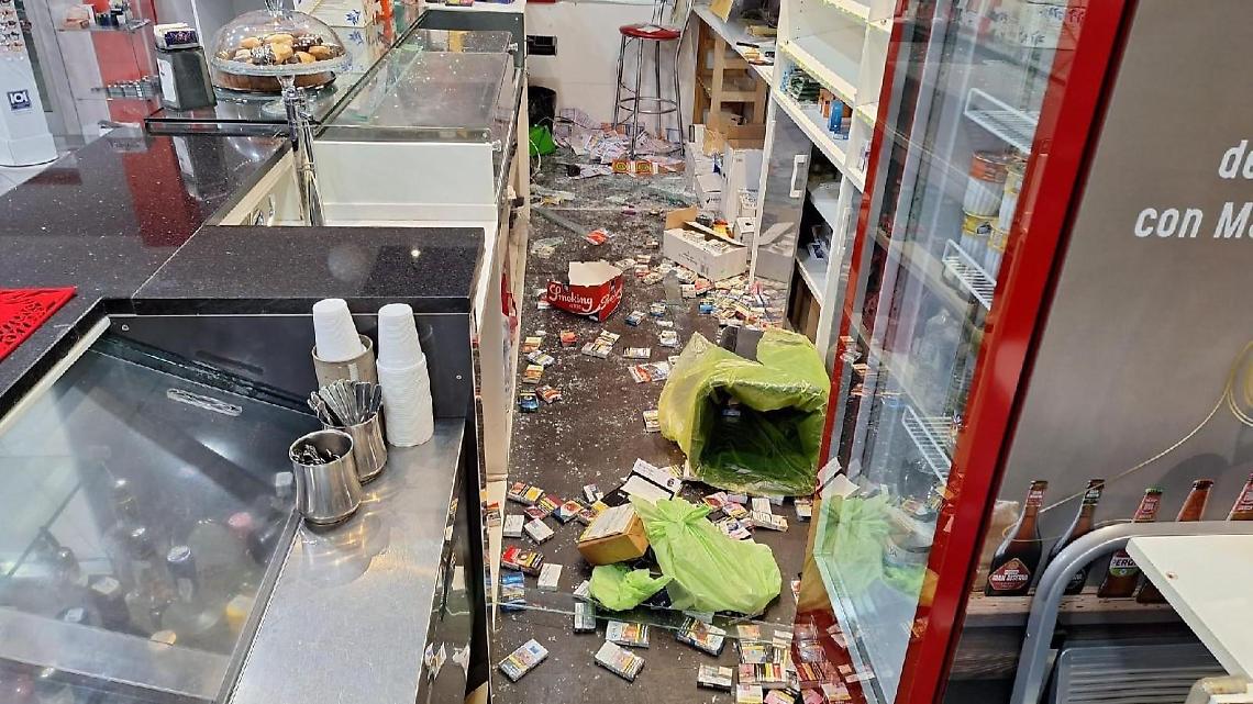 Rompono la vetrina e svaligiano il bar. Bottino da 10.000 euro