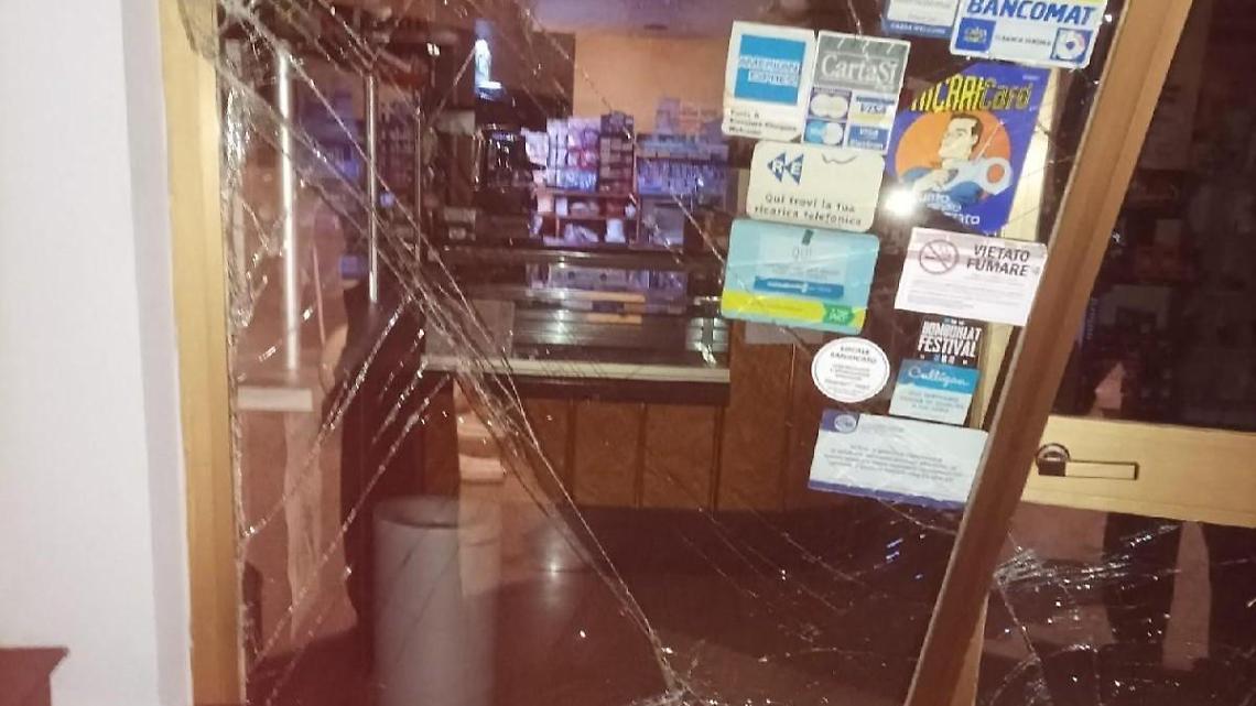 Auto come ariete per rubare al bar. Ingenti i danni