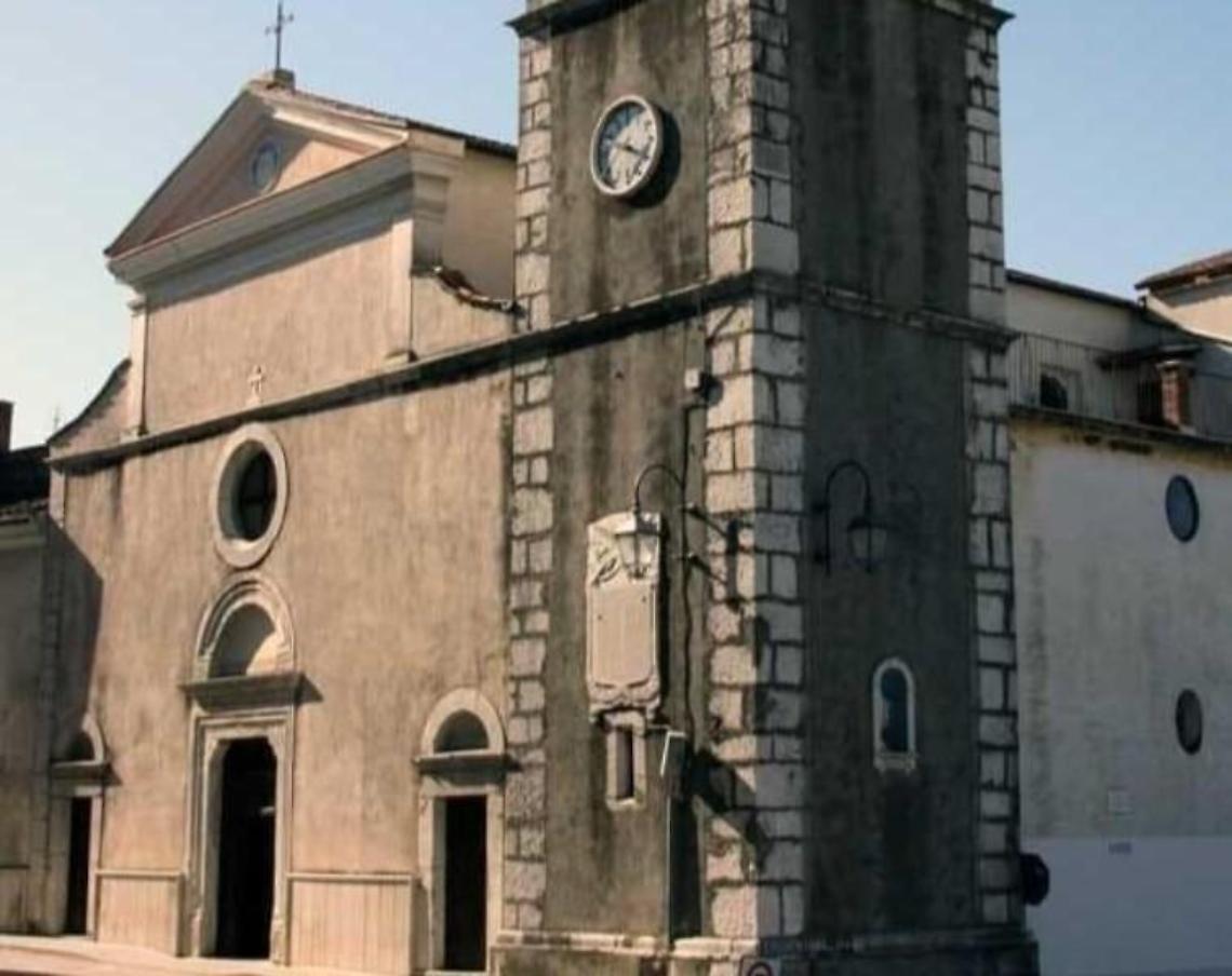 Rubate le stelle di Natale dalla chiesa. Sconcerto in paese