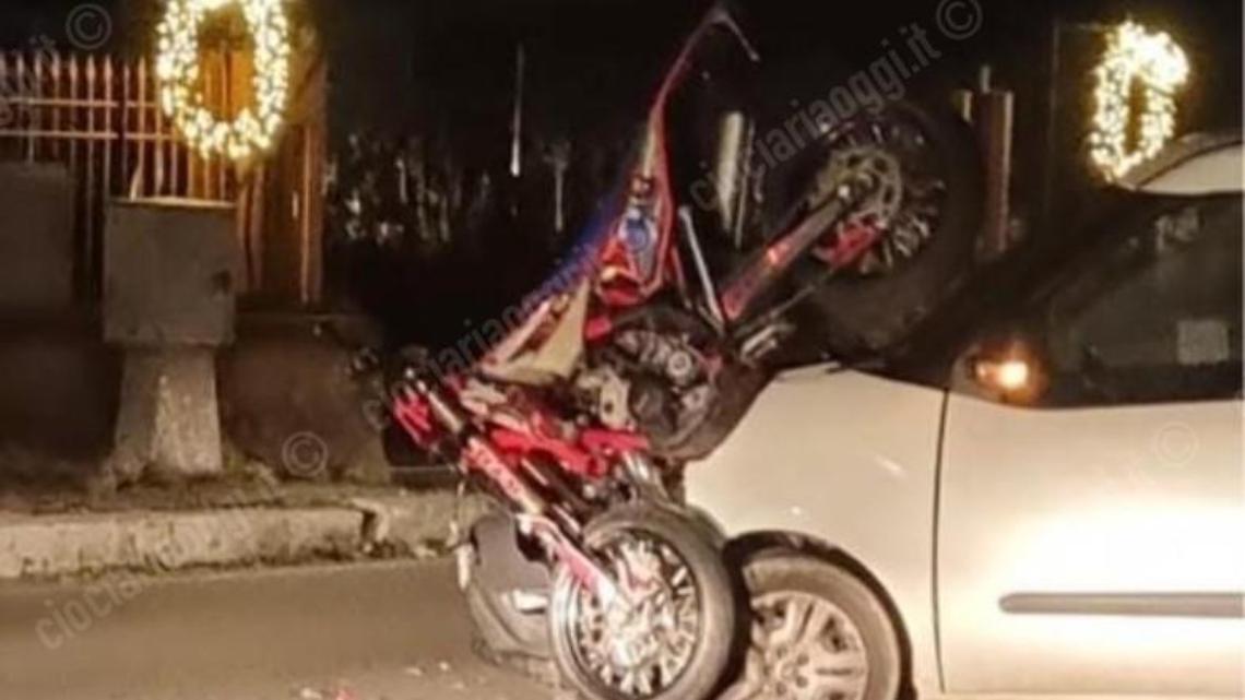 Incidente tra una moto e un furgone. Minorenne ricoverato a Roma