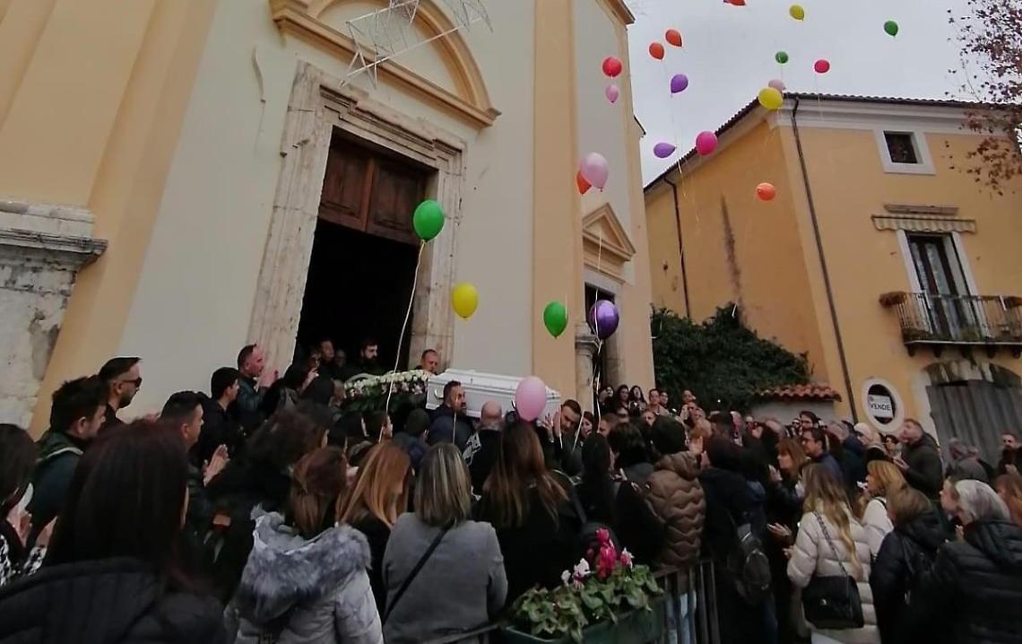 Palloncini  colorati  per l'addio alla piccola Flora. «Buon viaggio farfallina bianca»