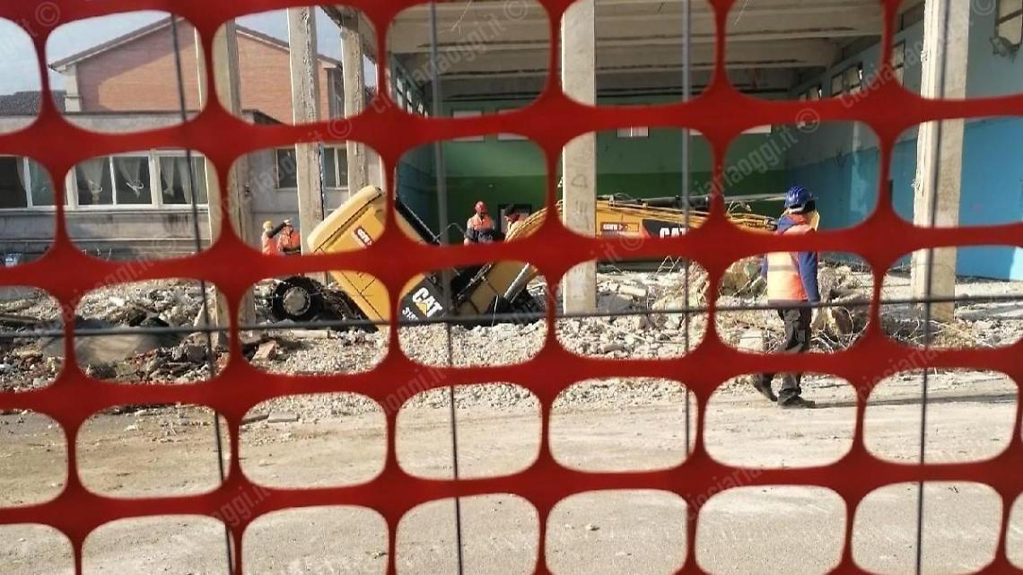Paura nel cantiere della scuola Conte. Ruspa sprofonda in una buca