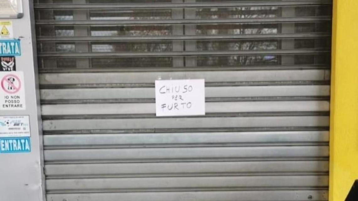 "Chiuso per furto", colpo notturno all'Eni cafè in superstrada
