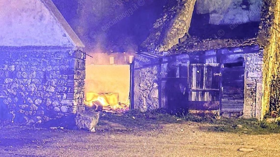 Incendio in una cantina. Paura in pieno centro