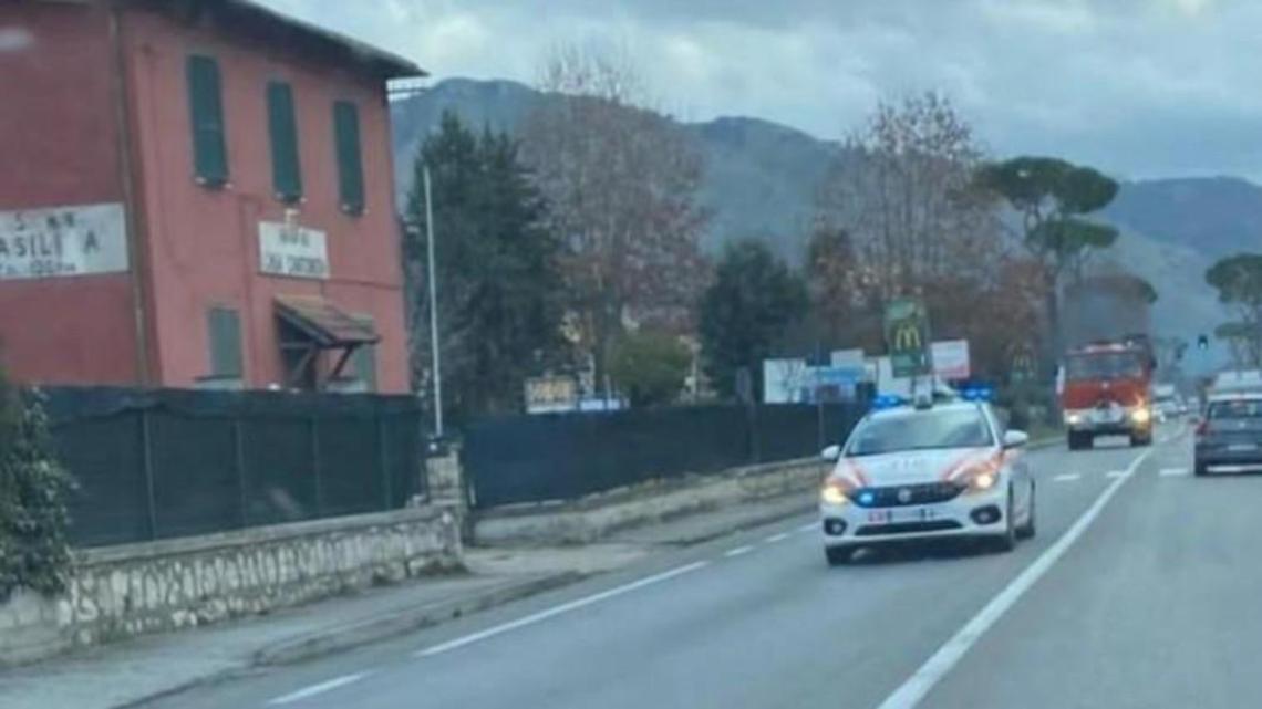 Scontro tra tre mezzi. Coinvolte due auto e un'autocisterna con Gpl