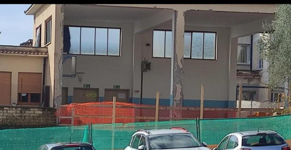 Cantiere infinito nella scuola. La polemica