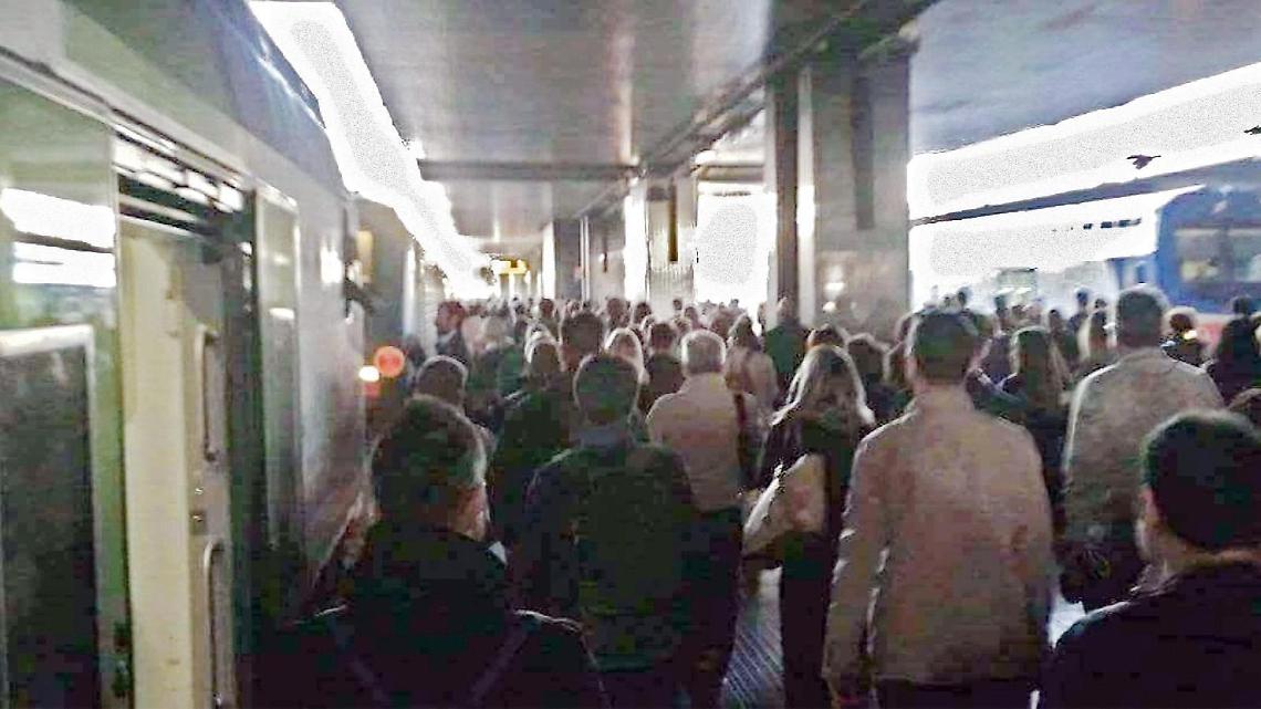 Disservizi per i pendolari. Il Movimento Cinque Stelle: «Intervenga la Regione»