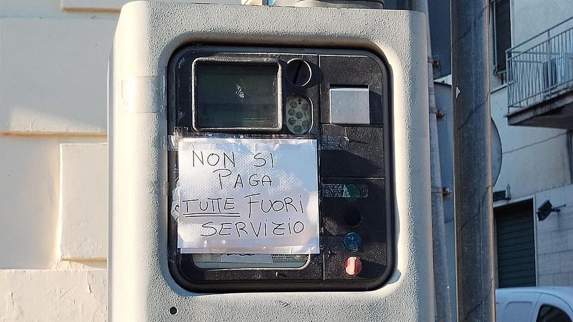Strisce blu ingannevoli. Forse qualcosa si muove