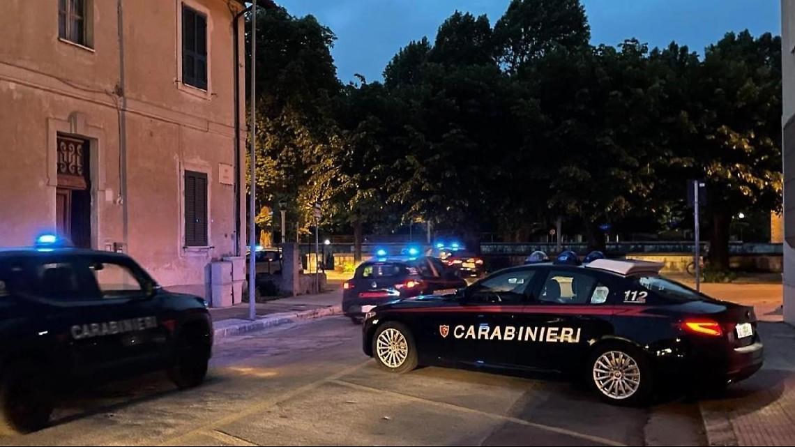 Inveisce contro i passanti e aggredisce i carabinieri