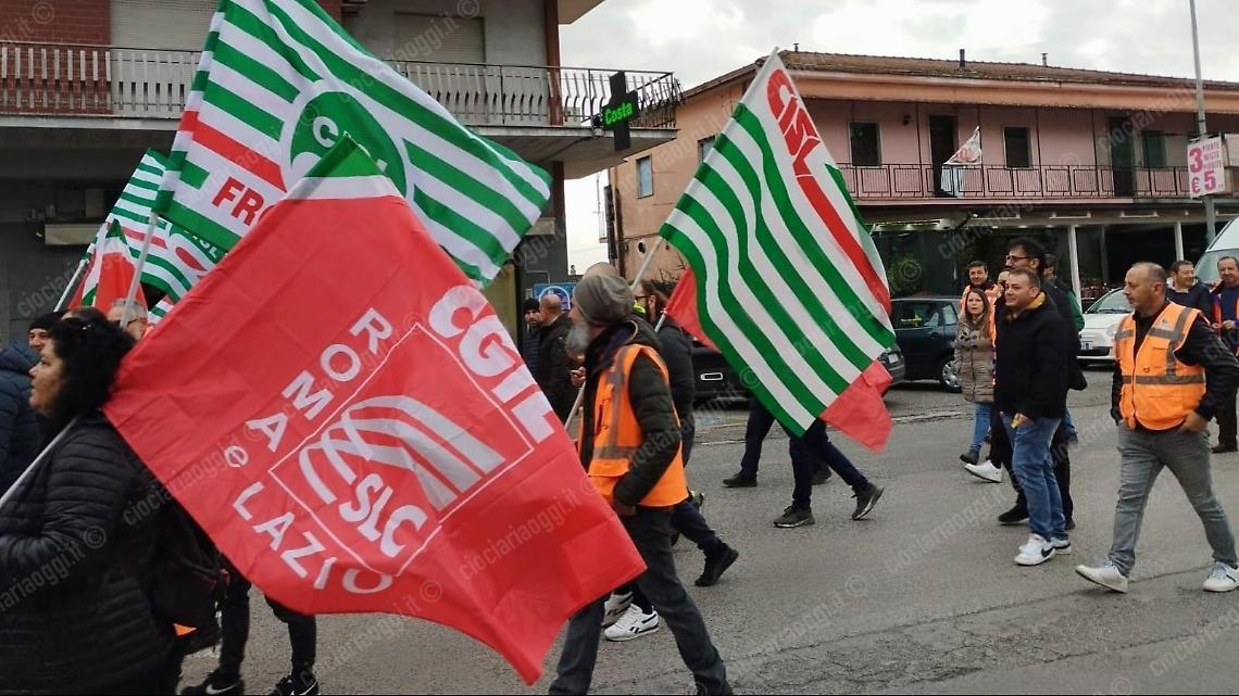 No alla chiusura della cartiera Reno De Medici. La protesta